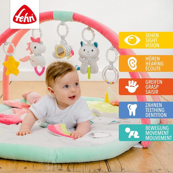 Fehn 062144 Couverture d'activités 3D Aiko & Yuki Arche de jeu avec 5 jouets amovibles pour que bébé puisse jouer et s'amuser dès la naissance Dimensions : 80x105cm