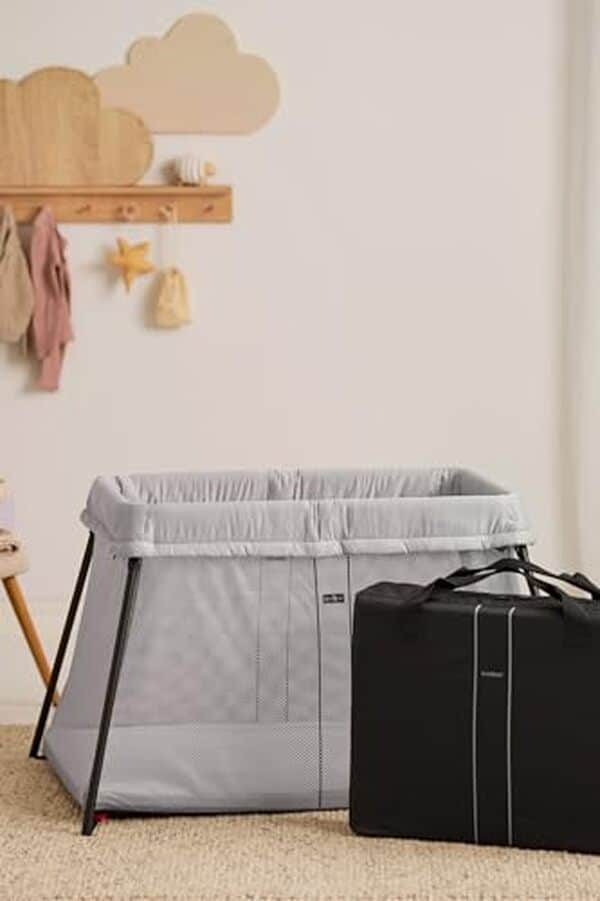 Découvrez notre test du lit parapluie BabyBjörn Light argent avec drap-housse et explorez ses atouts en termes de confort, facilité d'utilisation et sécurité pour vos voyages en famille.