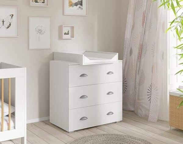 Découvrez le test complet de la commode à langer Homlando MIA : design et grand espace de rangement pour répondre aux besoins de votre bébé.