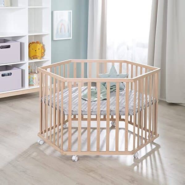 Découvrez le parc bébé hexagonal Bio Cosplay de roba : hauteur ajustable, bois massif et design moderne en gris, parfait pour le confort et la sécurité de votre enfant.