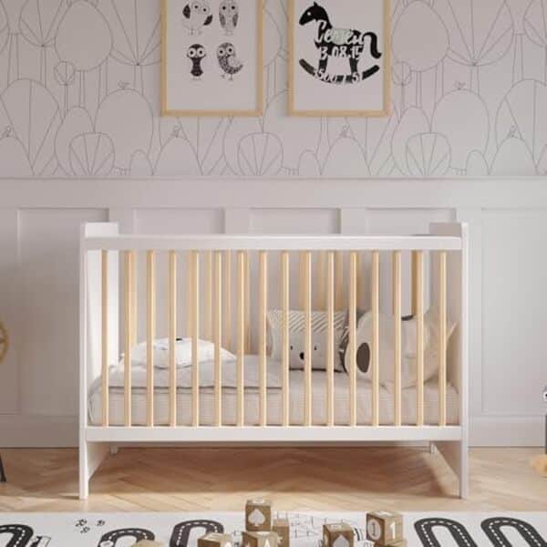 Découvrez notre test complet du lit bébé évolutif Tokyo 120x60 cm : un choix pratique et sécurisé avec barrière pour le confort et la sécurité de votre enfant