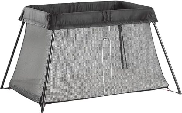 Découvrez notre analyse détaillée du lit parapluie BabyBjörn Light et du drap-housse compatible : design innovant, fonctionnalité et confort pour des nuits paisibles en famille
