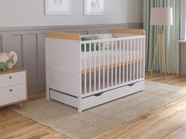 Découvrez notre test du lit bébé évolutif 120x60 cm avec matelas et tiroir : une solution pratique pour le sommeil de votre enfant.