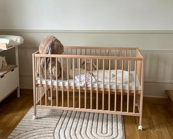 Découvrez le lit cododo LIO de Webaby : confort et sécurité en bois massif pour des nuits douces avec bébé