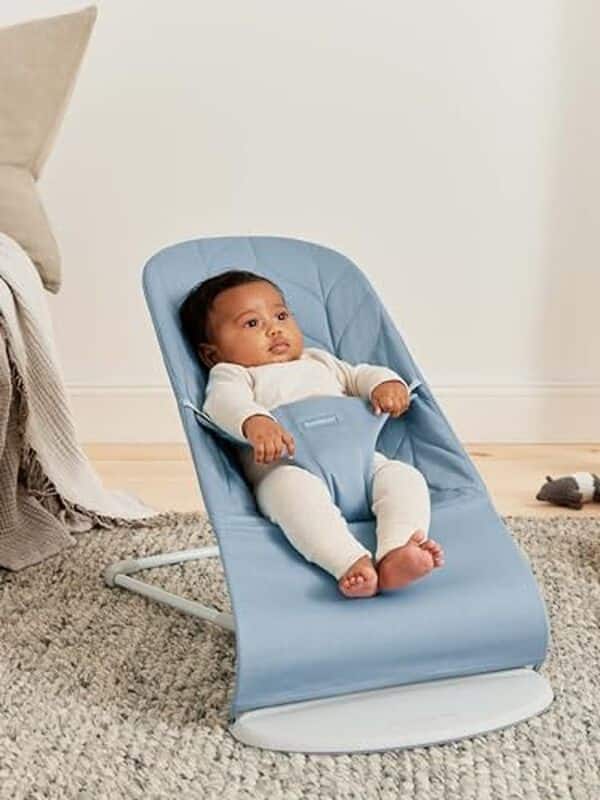 Découvrez le transat Bliss de BabyBjörn : un mélange parfait de style, confort et praticité pour le bien-être de votre bébé, avec un tissu bleu doux et résistant.