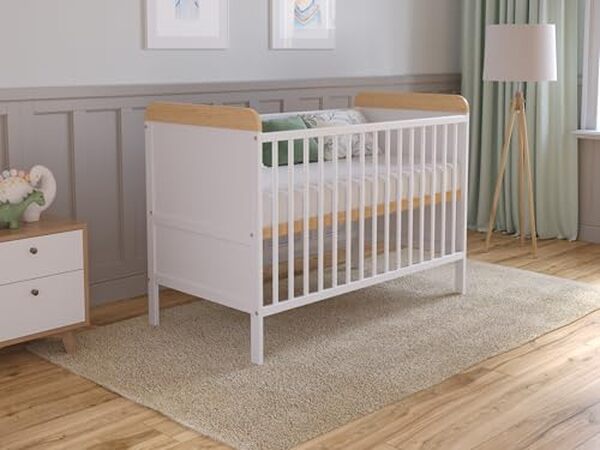 Découvrez notre test complet du lit bébé évolutif 120x60 cm Love for Sleep : caractéristiques, avantages et avis pour bien choisir le lit de votre enfant. 